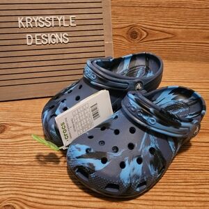 CROCS classic marble clog Youth Size 5 Blue Black Marble